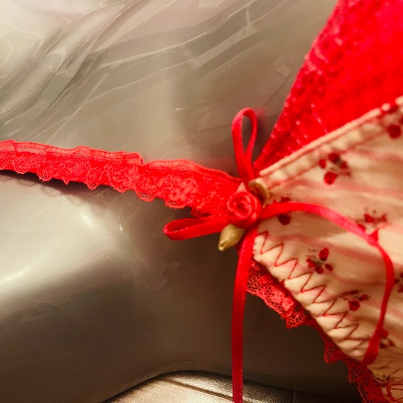 Pretty frilly rose and lace bra - Picture 3 of 4